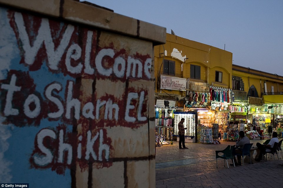 Biển hiệu "Chào mừng tới Sharm el-Sheikh" ở khu chợ cổ vẫn còn đó, nhưng nhiều cửa hiệu, hàng ăn, khách sạn và bãi biển lại vắng khách du lịch. Nhiều người ví  thị trấn du lịch Sharm el-Sheikh như một thị trấn ma sau hơn một thập kỉ bất ổn chính trị. Ảnh Getty Images